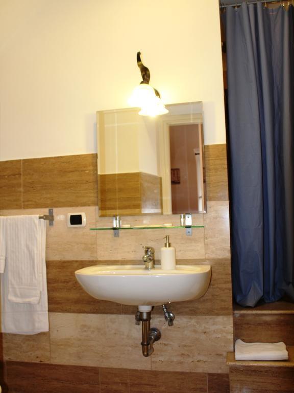 Hella Ibernesi 23 Fori Imperiali Inn, New Gestion! Рим Номер фото