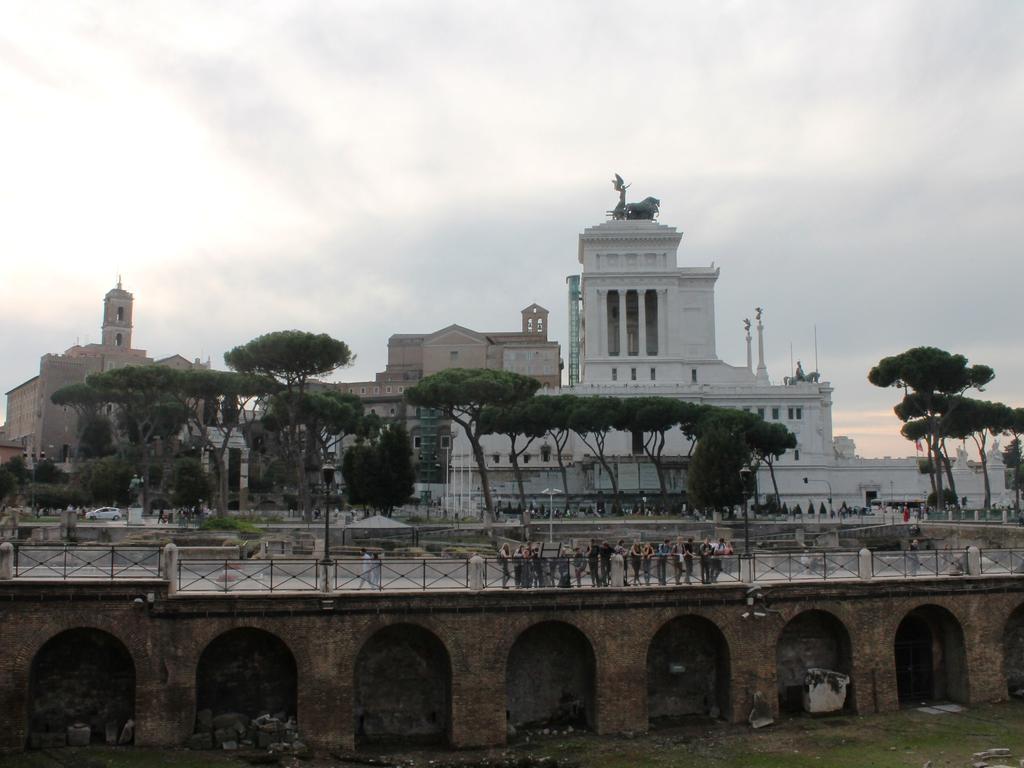 Hella Ibernesi 23 Fori Imperiali Inn, New Gestion! Рим Номер фото